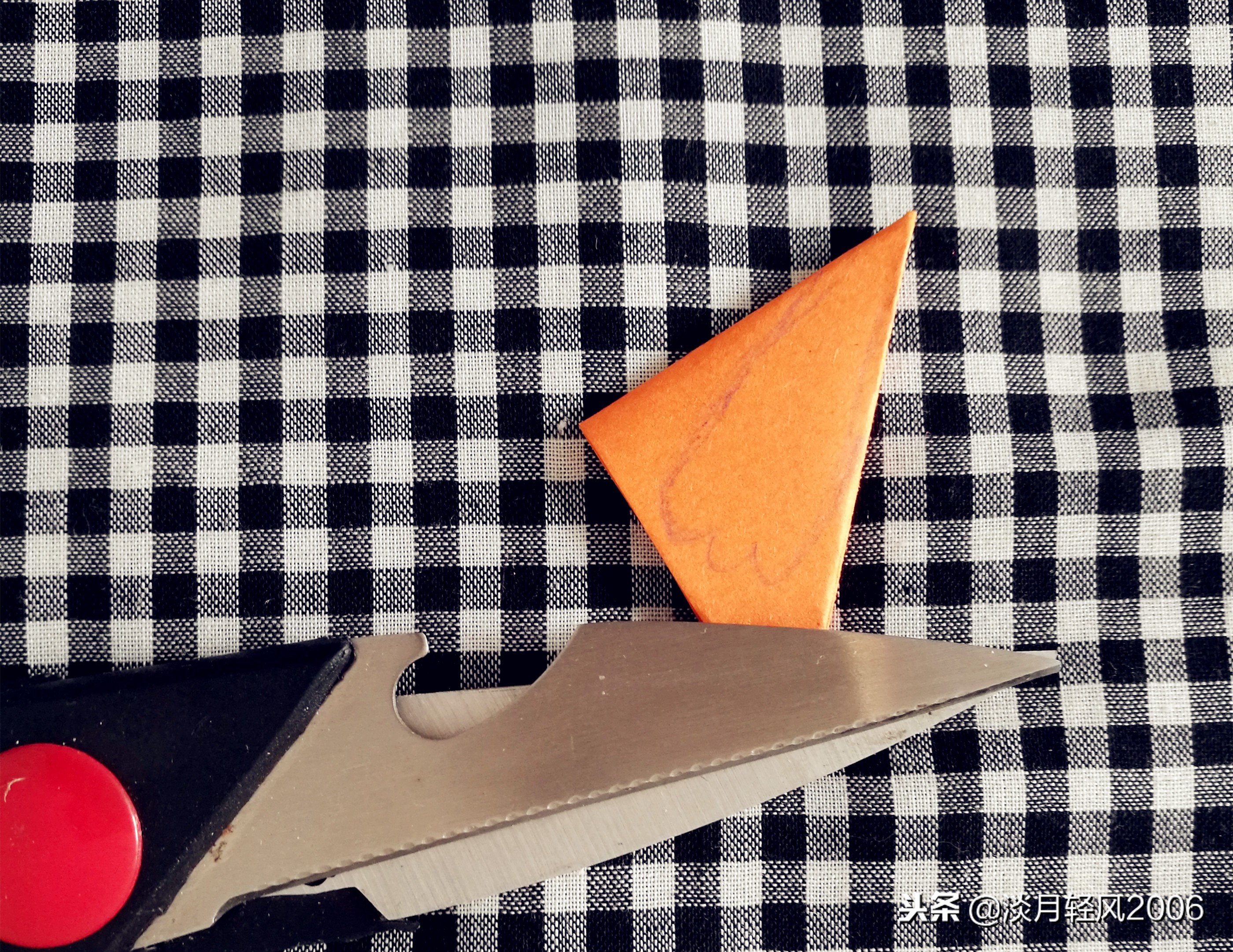 卡纸手工制作小花,用卡纸和棒棒糖做小花送给孩子