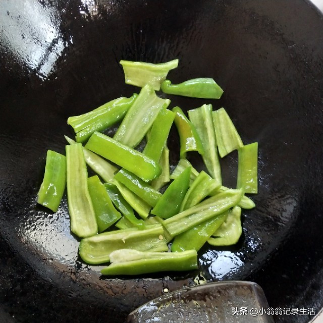 鱿鱼跟墨鱼怎么炒比较好吃,菜椒炒墨鱼怎么炒不要青椒