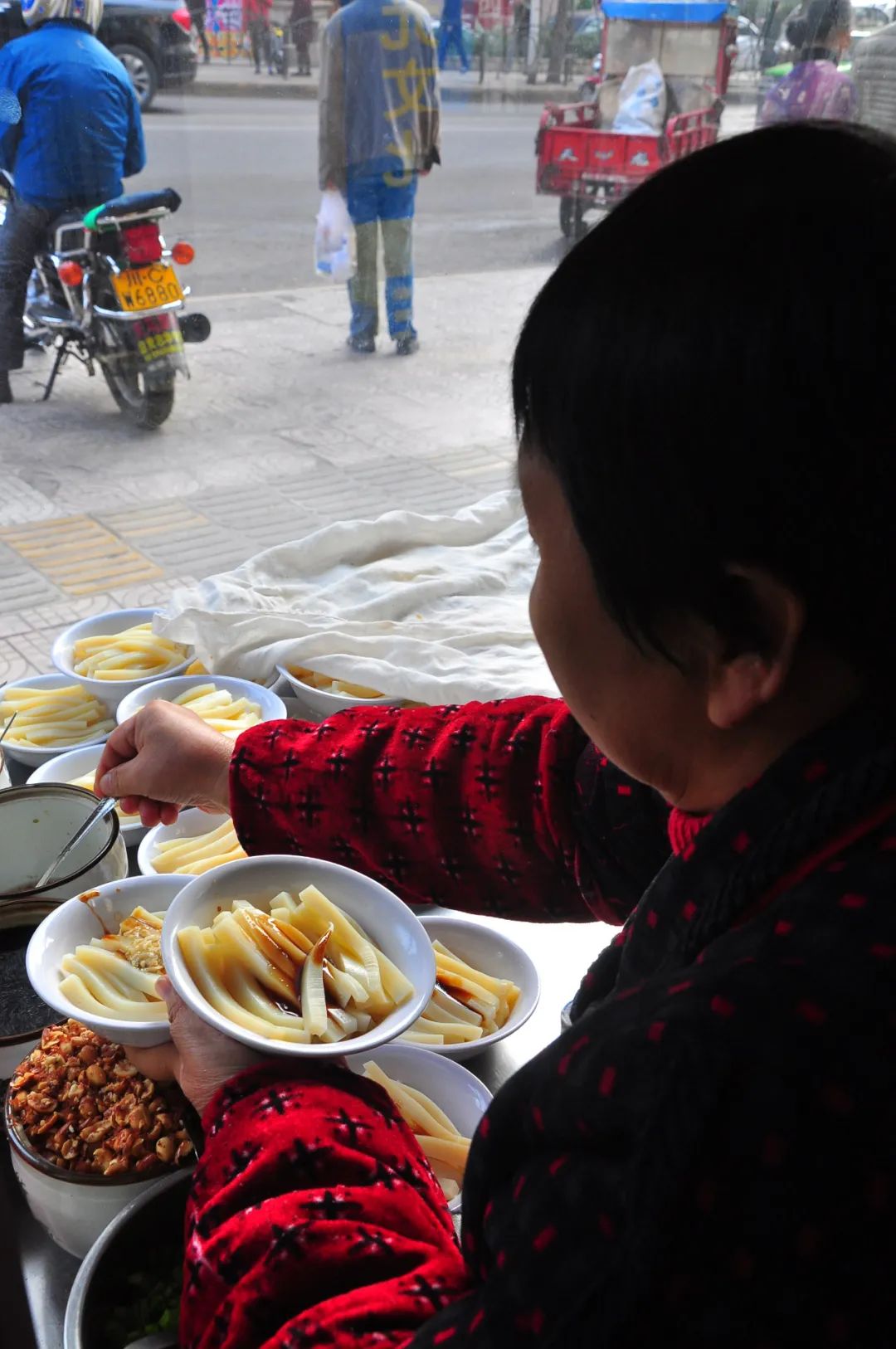 一碗嫩滑鲜香的自贡豆腐脑水粉,还有川北凉粉芽菜包子,至今想念