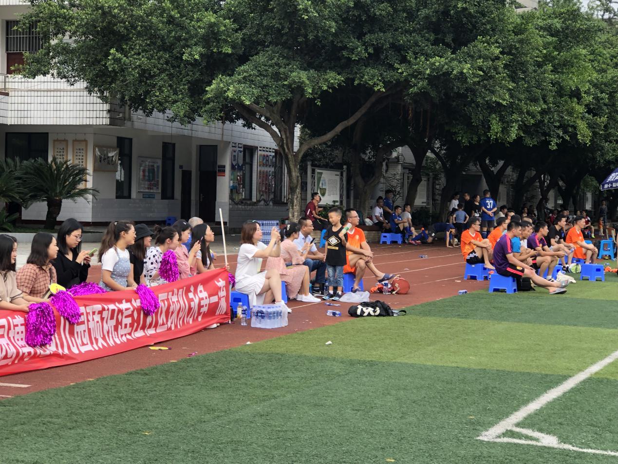 真正的足球精神让人热血沸腾,无畏风雨乘风破浪