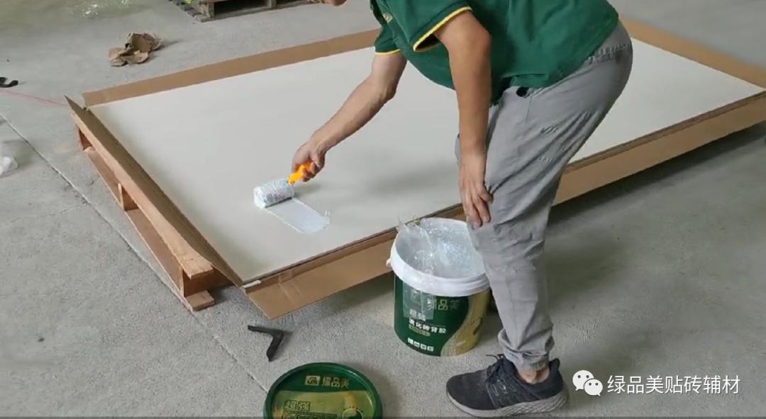 客厅地面铺大板瓷砖要不要刷背胶,瓷砖胶与大板瓷砖胶的区别