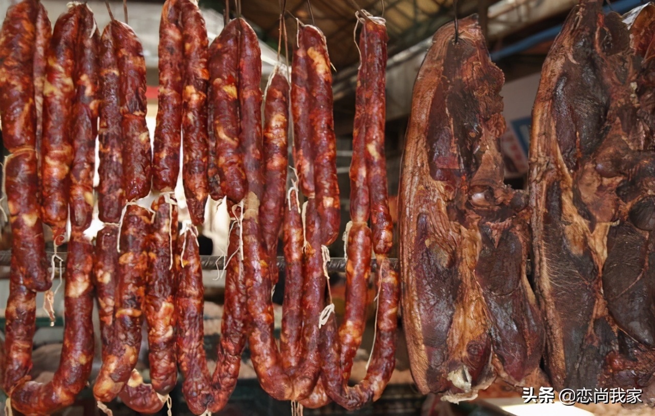 又到腌晒腊肉香肠的季节,又到了灌香肠腌腊肉的季节