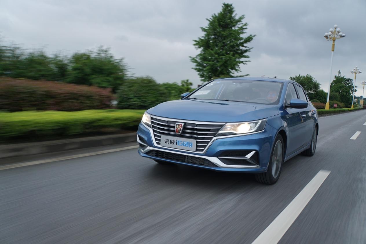 荣威i62020款plus试驾,平顺节油代步轿车