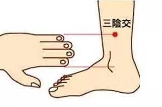 脚干裂脱皮鱼鳞状,小腿干裂起鱼鳞是怎么回事