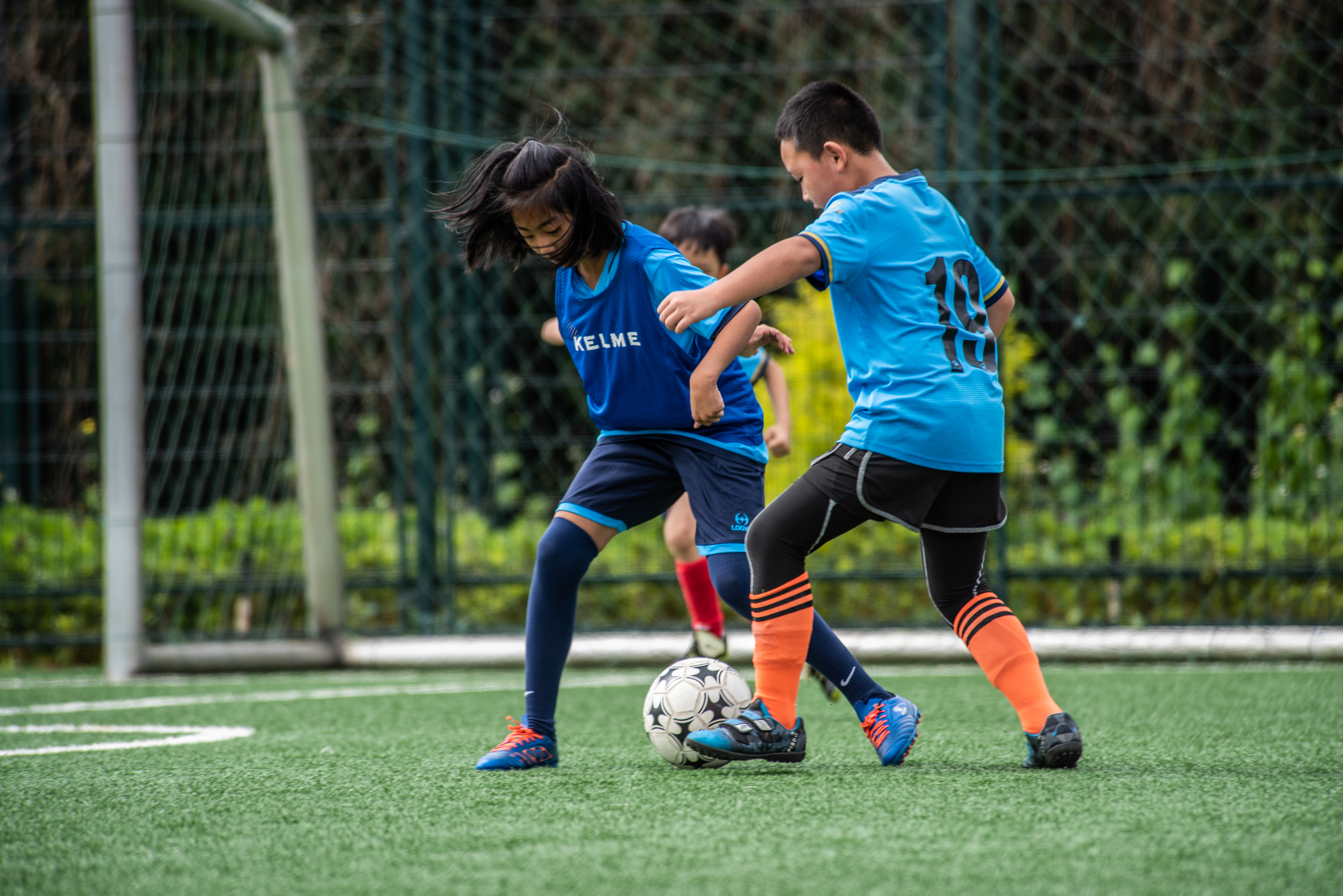 昆明少儿足球训练日志：抬头观察的习惯如何养成