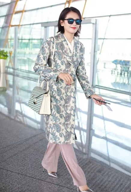 奔4的女人还穿减龄的衣服,女生卫衣穿搭图片刘涛