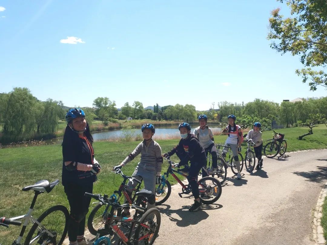 南瓜田冬令营,儿童参加山地自行车越野赛