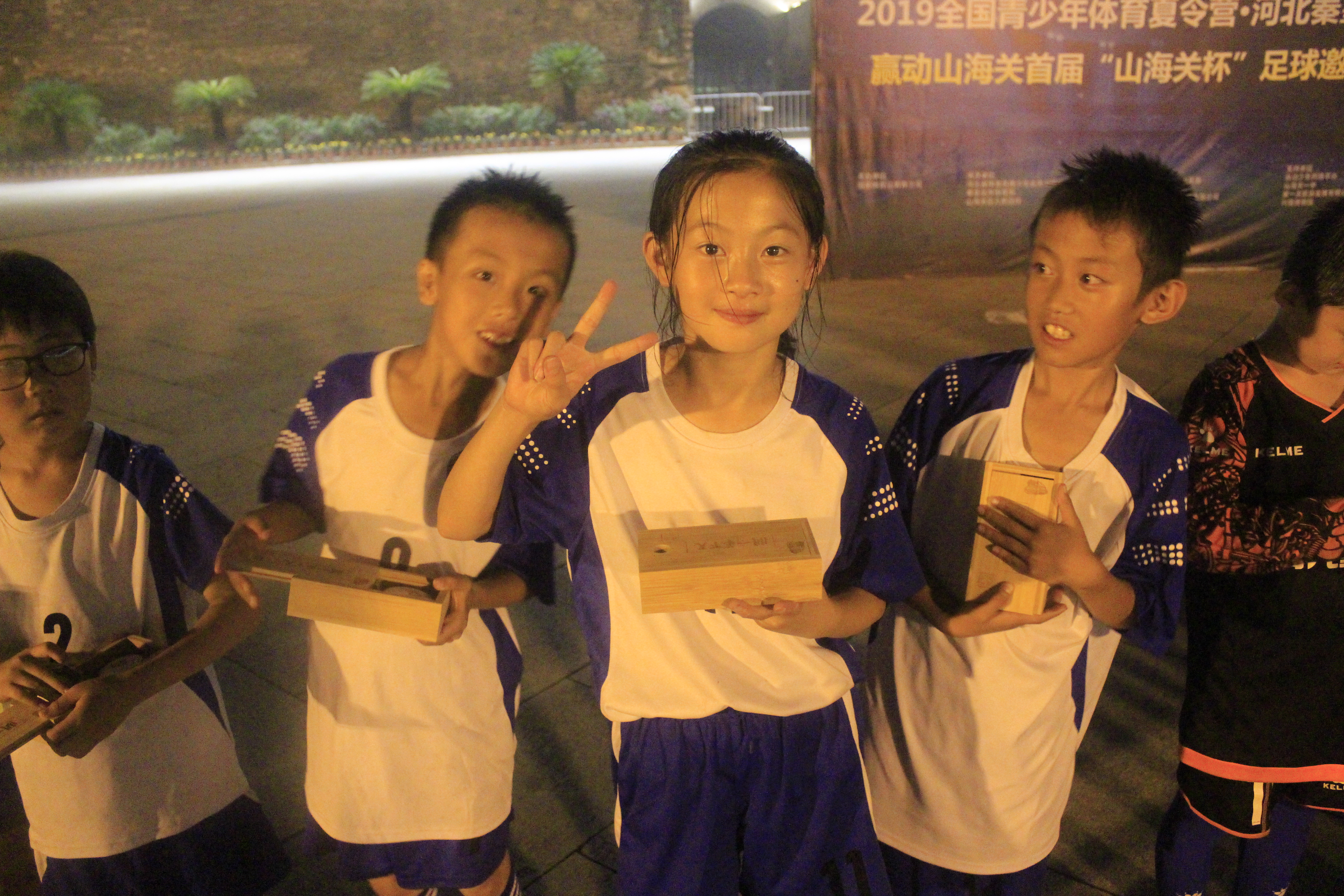 c罗年轻颠球,c罗获得小世界杯奖杯