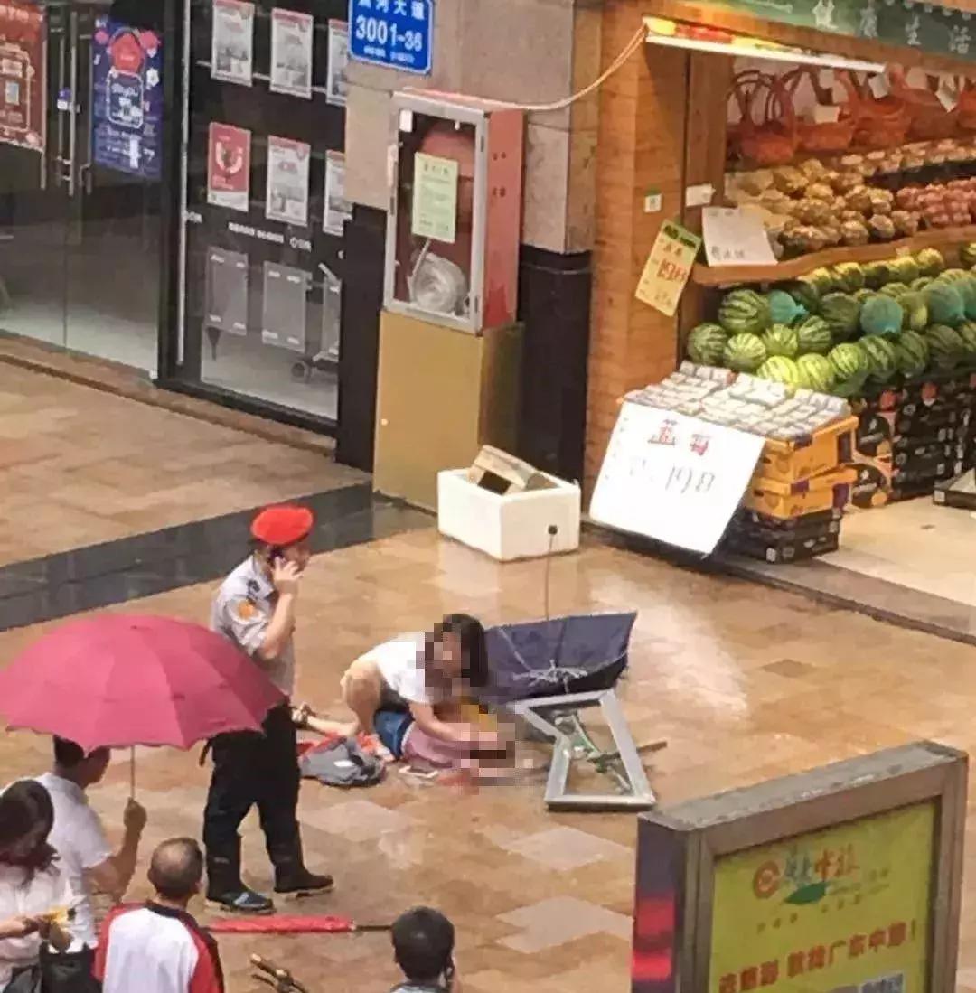 10岁男孩高空抛下灭火器砸中邻居,灭火器高空扔下致使邻居死亡