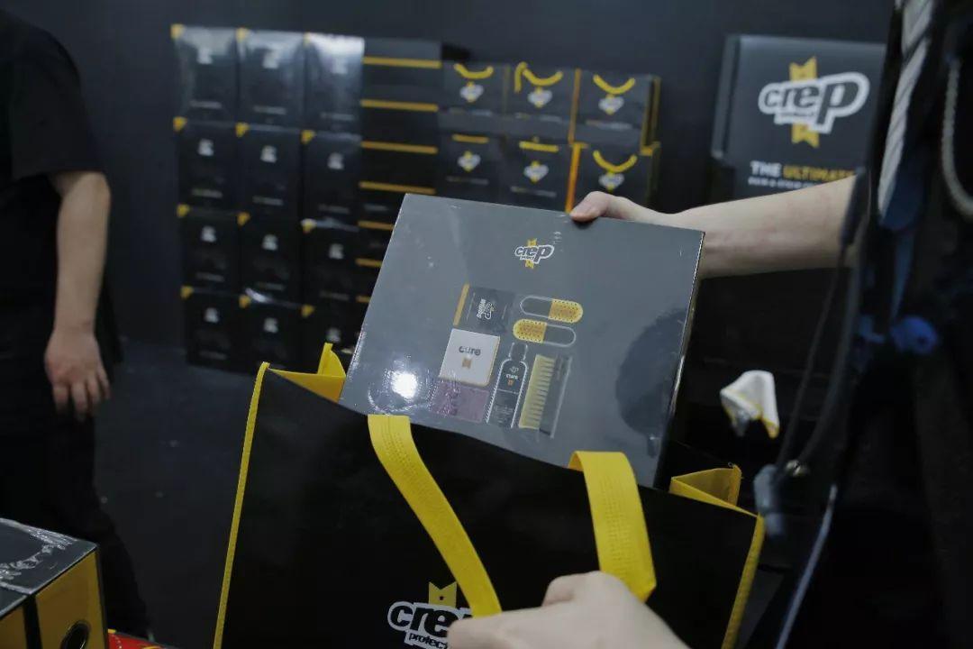 大学生一个月生活费给男朋友买鞋,大学生一个月生活费800可以吗