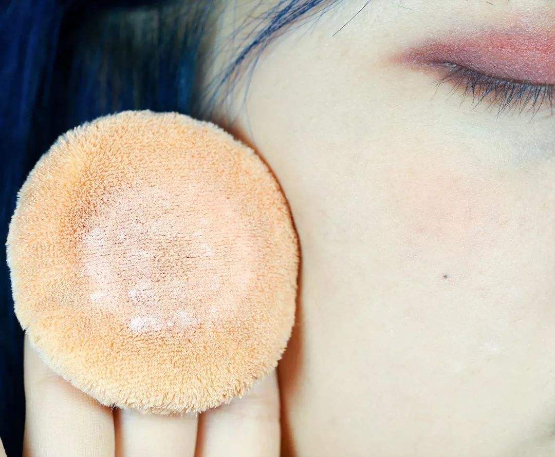 用了散粉怎么用气垫,用了散粉之后怎么补妆