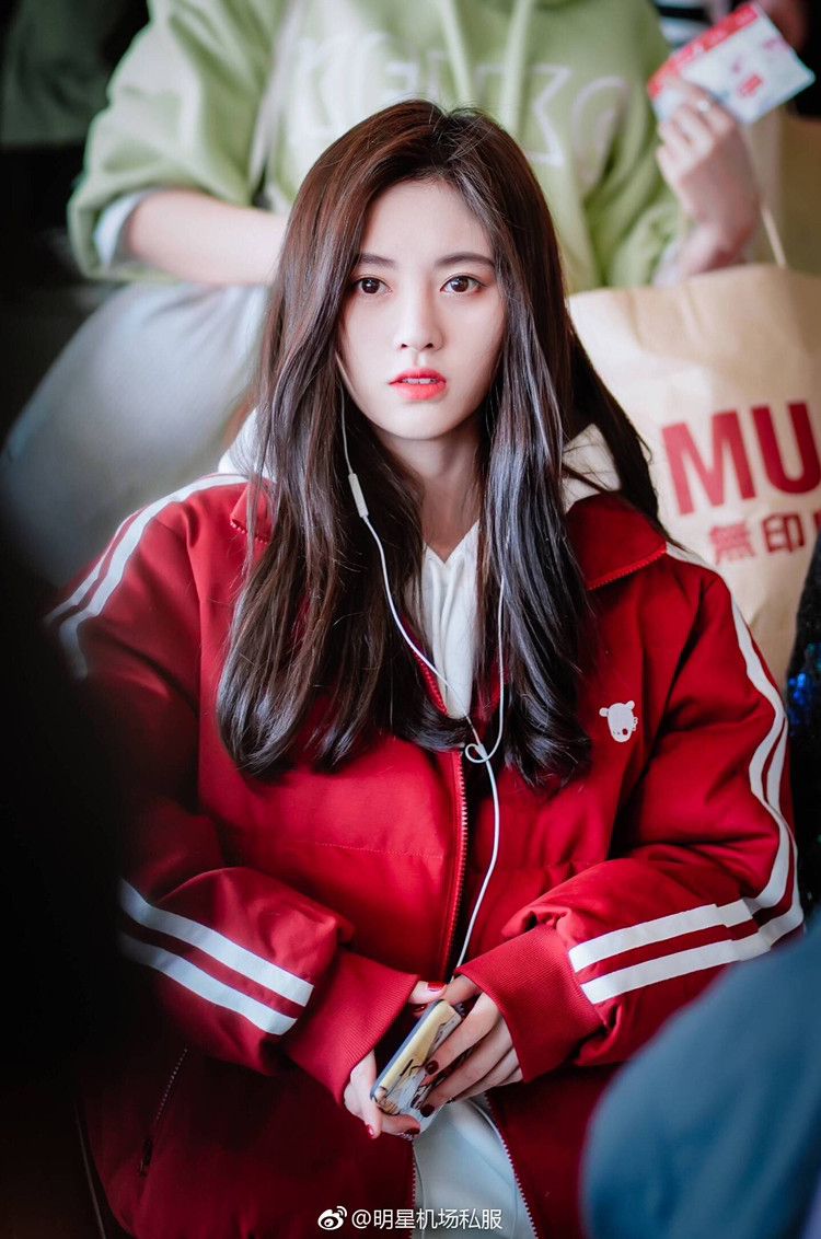 鞠婧祎、吴宣仪、迪丽热巴，你最欣赏谁的*服私**？