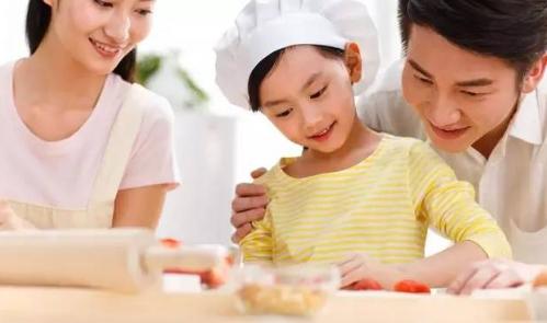 父母寒假赖床玩手机，7岁儿子做早饭，网友：这届父母真难带