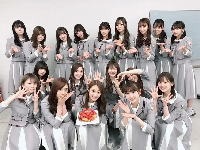 她是乃团的“废材”，是乃团的第一任队长，我们喜爱的婊队长