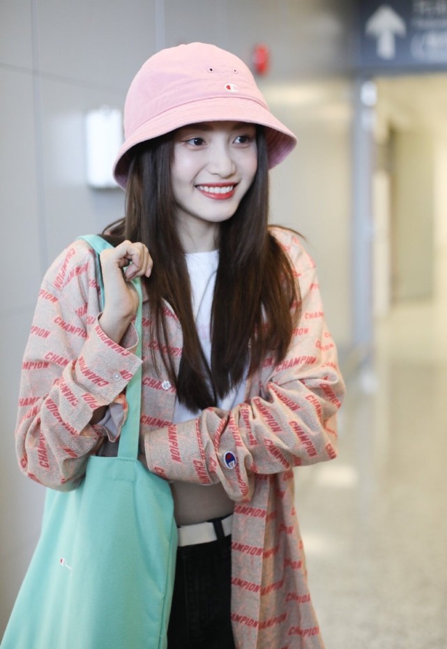 “元气少女”林小宅增肥成功，粉嫩系穿搭现身机场，少女感满满