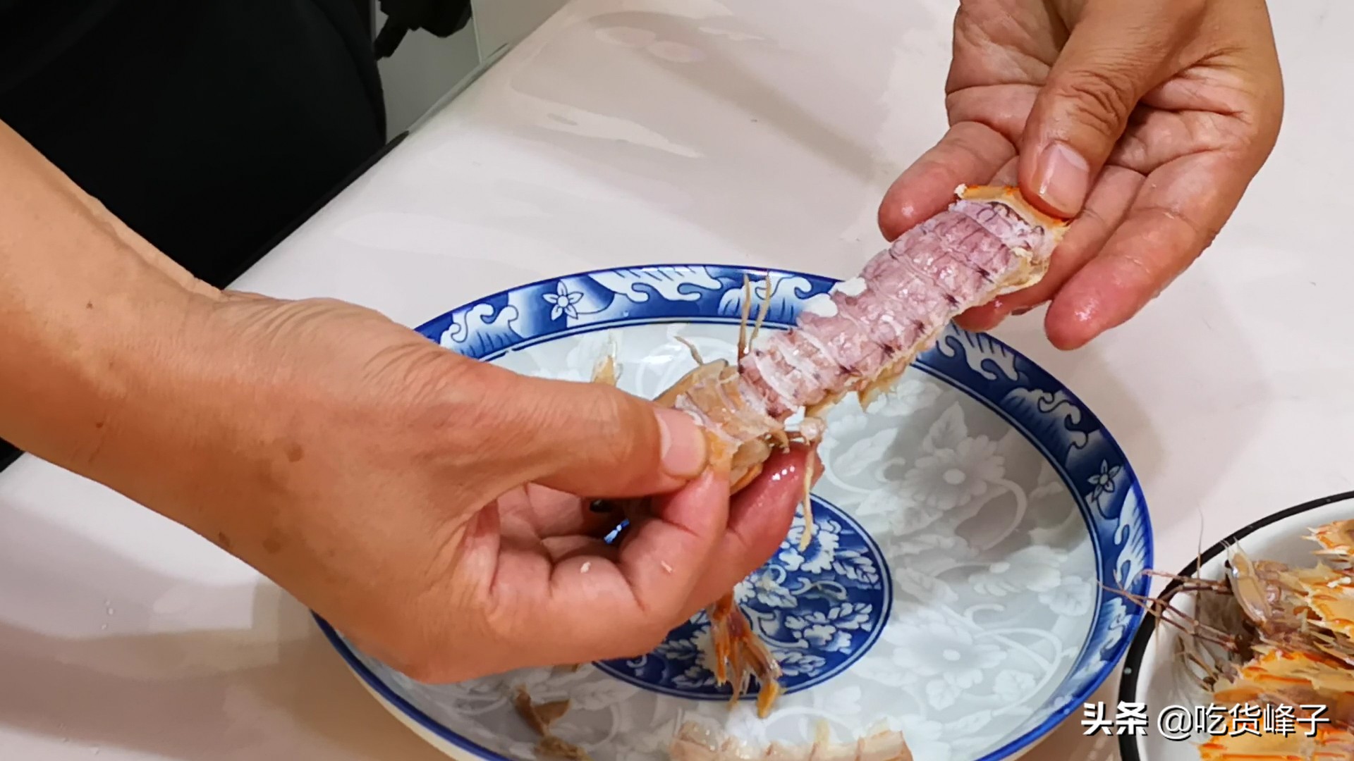 爱吃皮皮虾的要留意了，秋冬的皮皮虾能吃吗？教你一招，轻松扒虾