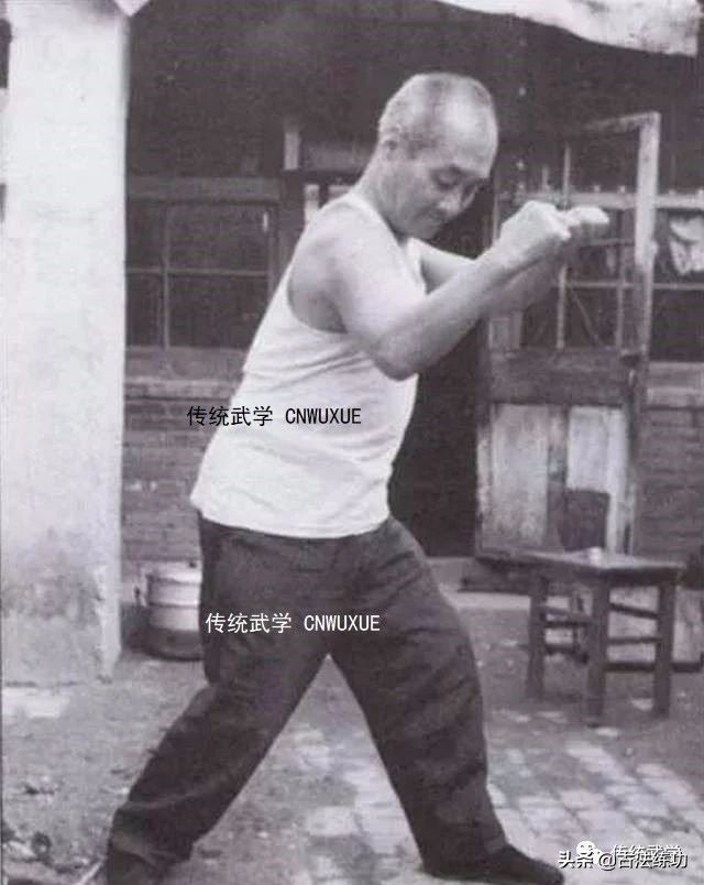 站桩时手可以上下活动吗,站桩时身体会随着呼吸上下起伏