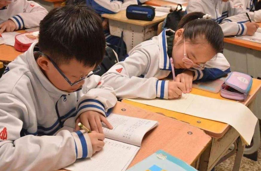 怎样缓解学霸的学习压力,学霸当同桌对学渣的影响