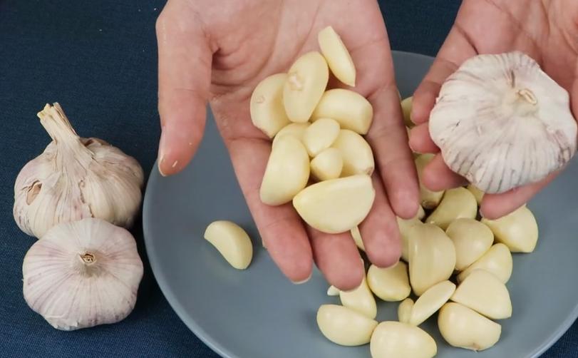 大蒜去皮看准这个小机关，一次剥一颗，30年保姆拿手绝活，真实用
