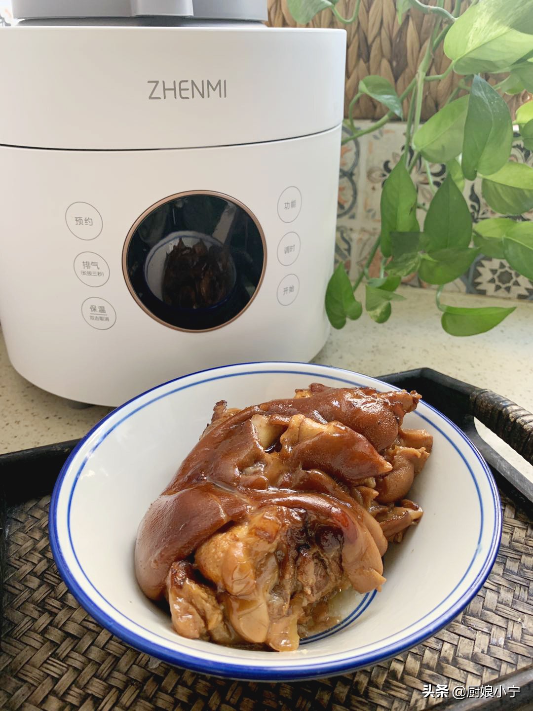 红烧猪蹄怎么才能让颜色变鲜亮,红烧猪蹄不放八角可以吗