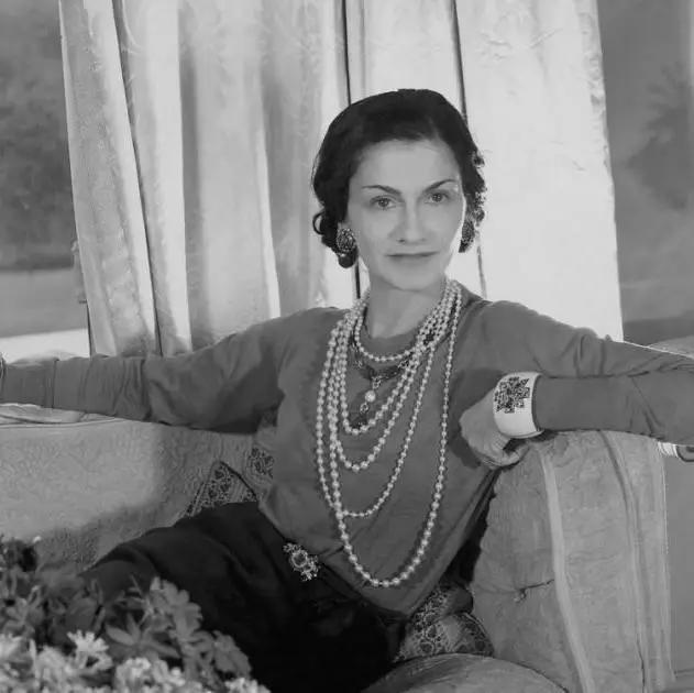 除了优雅贵气,珍珠还能休闲、叛逆、又嘻哈?