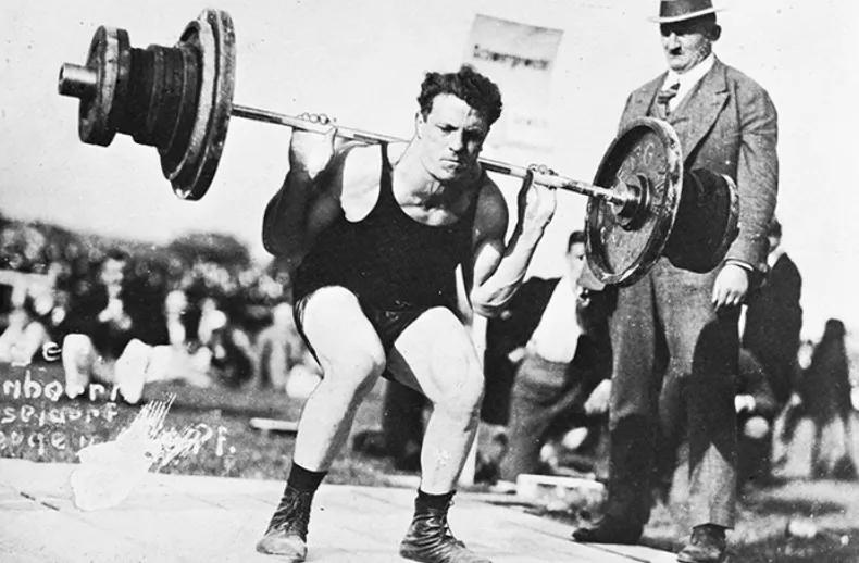 历史深蹲最强纪录,深蹲牛人到底有多强