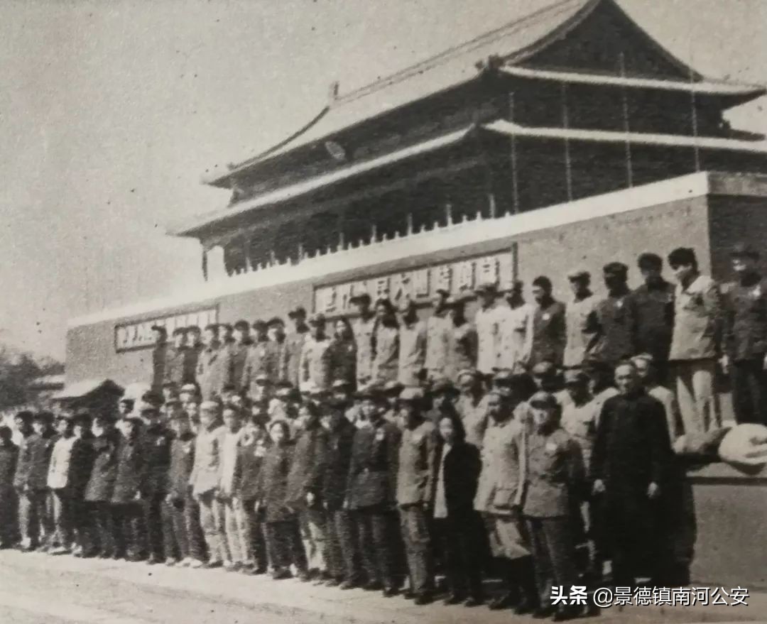 珍贵实拍70年代,一张图看警服的变迁