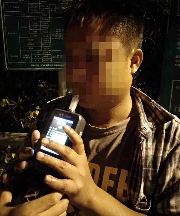 最牛号牌小车一进珠海就被抓！司机当场发朋友圈博点赞…