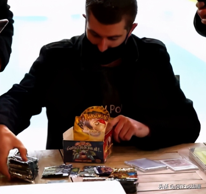 油管大神直播开箱宝可梦原盒,宝可梦卡片开箱直播