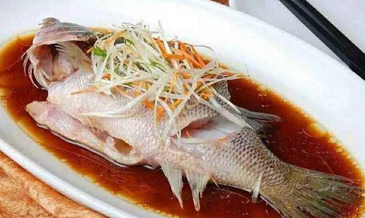 清蒸鱼怎么样腌制鱼肉鲜嫩不腥,清蒸鱼放生抽好吃放豆豉酱油好吃
