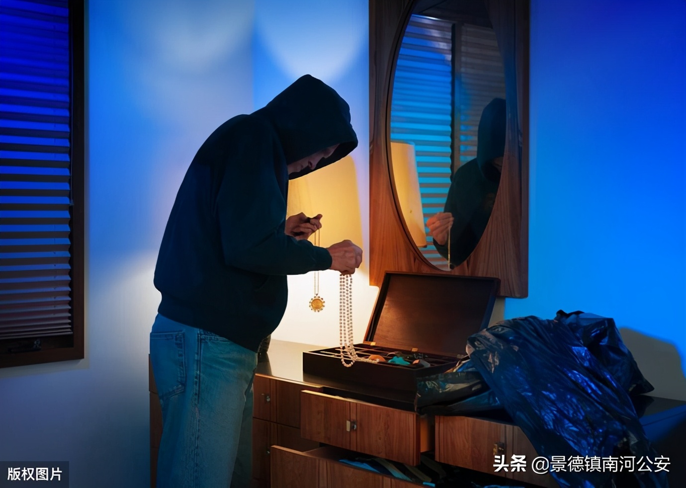 男子强奸妇女并致其重伤，又趁机拿走妇女3万元现金，涉嫌何罪?