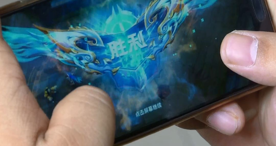 小孩玩王者荣耀花了1万妈妈打他,熊孩子王者荣耀疯狂充钱50多万