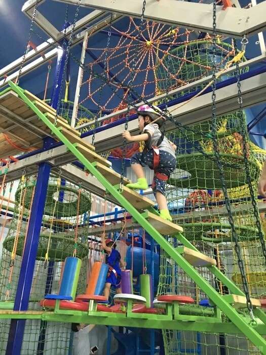 小孩戴安全绳蹦床花式玩法,各种花式蹦床合集