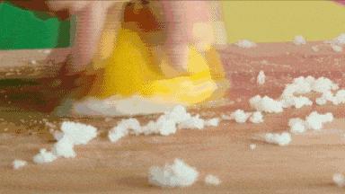 教你个生活小妙招，这样洗出来的白袜子跟新的一样