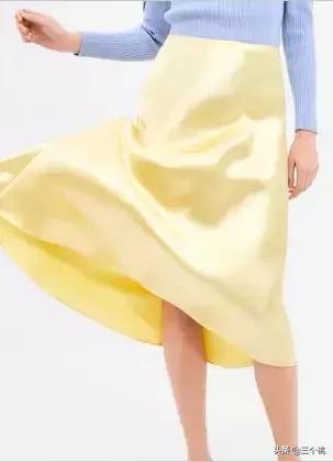 今年流行的裙子不穿高跟鞋,穿今年最流行的裙子