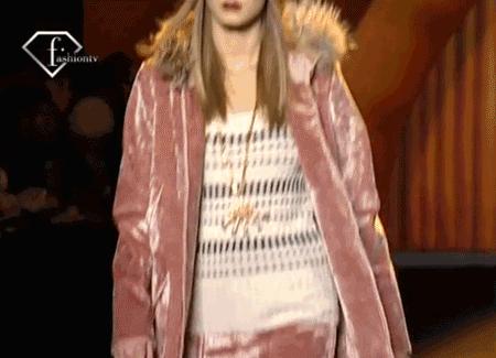 全球最撩超模！一双狐狸媚眼迷倒众生，爆红后却在乡下养鸡？