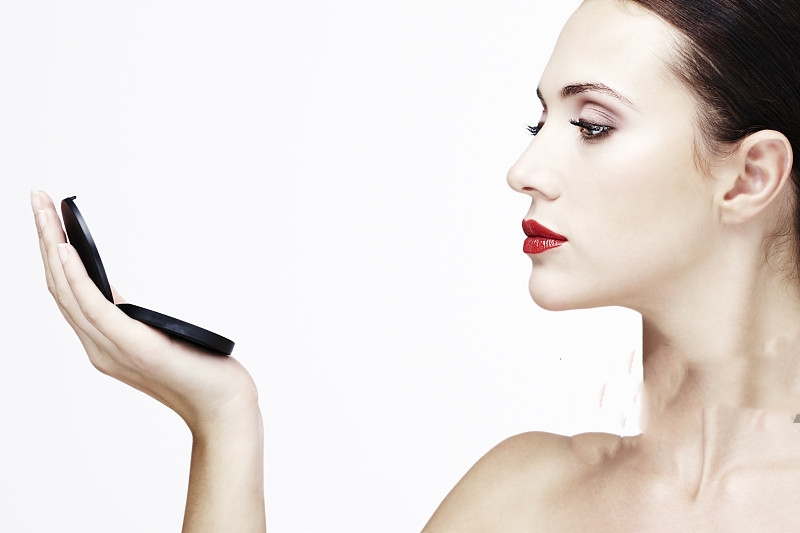 三个化妆手法打造清透自然妆,按美颜思路化妆