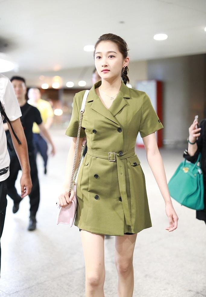 关晓彤露肚脐穿搭,关晓彤穿露脐短上衣