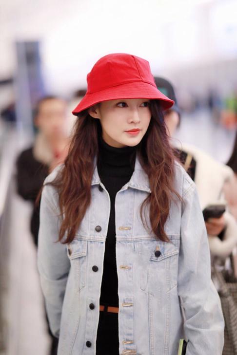 李沁小红帽,李沁近日机场穿搭