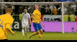 37岁的伊布再现神级倒钩进球，他说：“我吹过的牛，不要质疑”