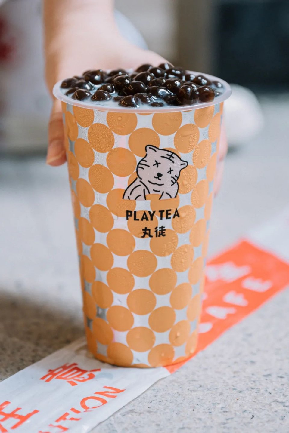 椰椰奶冻茶，会抖臀！1秒卖出1000+杯，有人开货拉拉来买…