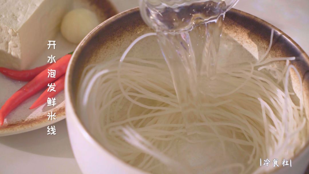 五分钟快手花甲米线，鲜辣爽口，一看就会，在家也轻能轻松搞定