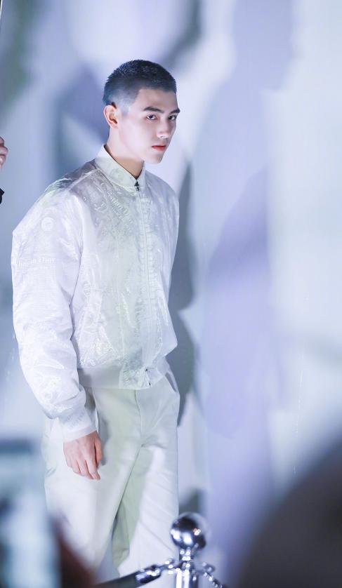 陈飞宇银发西装造型,陈飞宇黑西装金头发