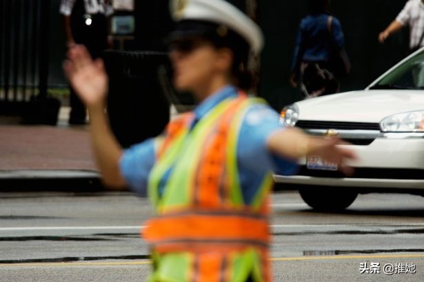 21岁美女,月薪5万的高一辍学生,是一名工地交通协管员