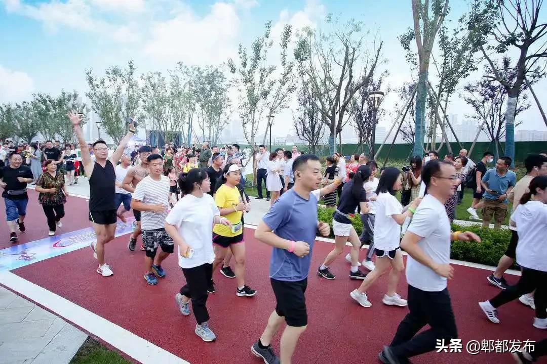 菁蓉湖荧光夜跑,郫县菁蓉湖公园夜跑