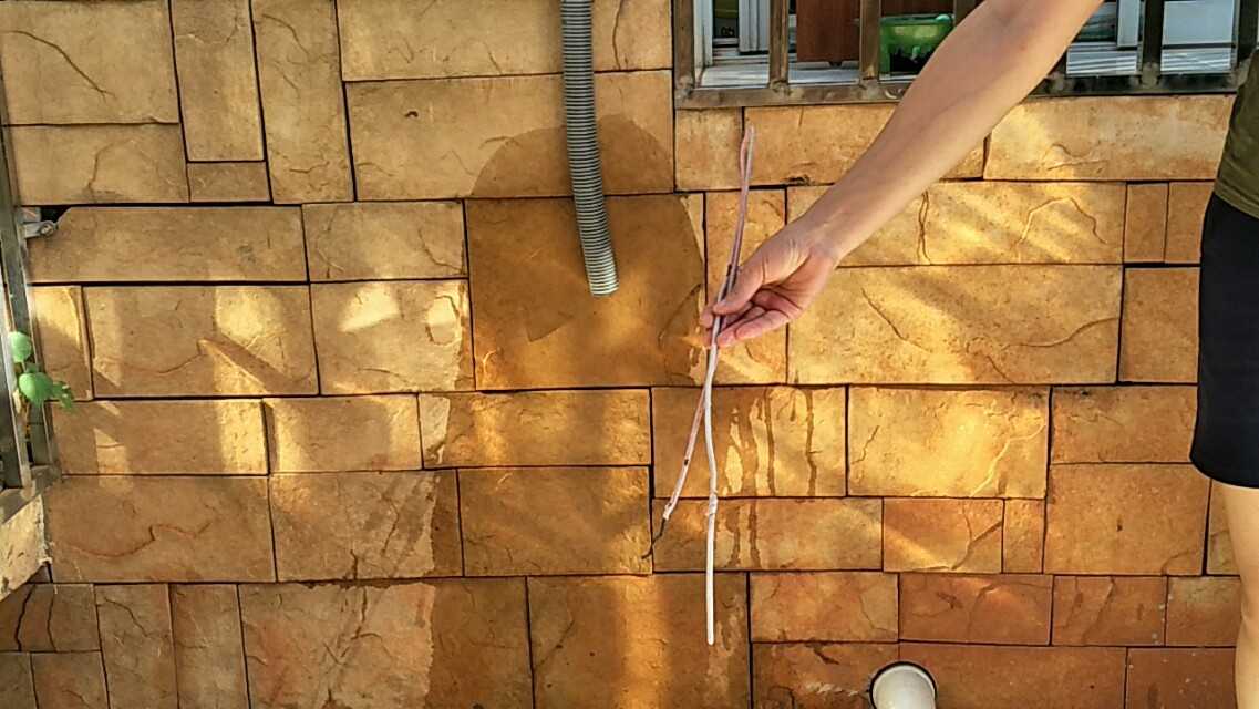 空调管漏水导致墙壁受潮怎样处理,空调排水管露在墙壁怎么办