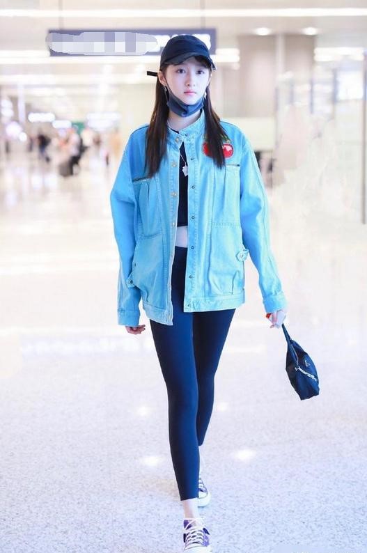 关晓彤光脚不穿袜子不怕冷,关晓彤挑战单腿站立