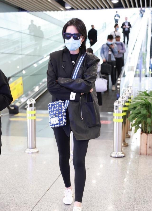 baby穿阔版西装秀蛮腰,baby黑西装造型气场全开