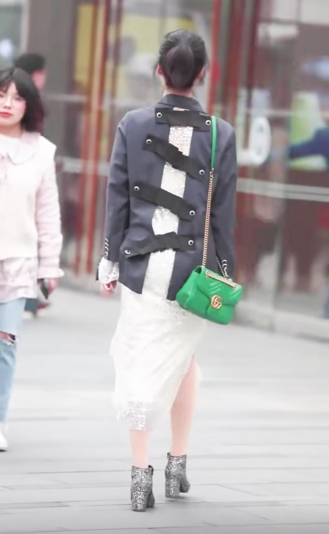 有一种鞋子叫“犀牛鞋”，看着丑但穿起来效果惊艳，女神都想拥有