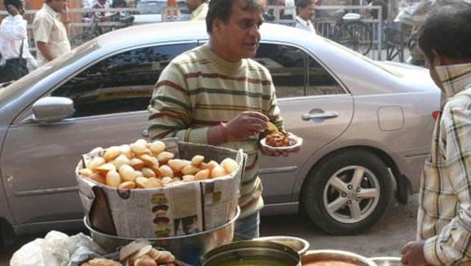 中国小伙到印度旅游花了100元,一个人穷游中国吃印度飞饼